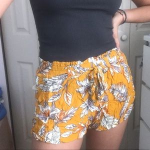 Elastic waist beachy shorts with pockets